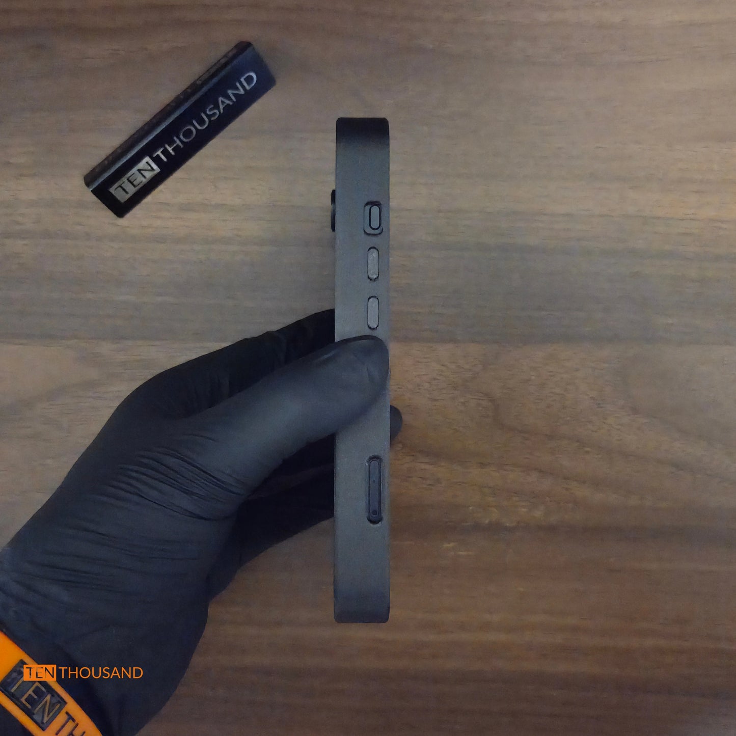 iPhone 17e modified frame side buttons and thickened structure